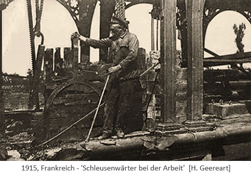 sw Foto: Schleusenwärter bedient Schleuse von Hand - 1915, FR
