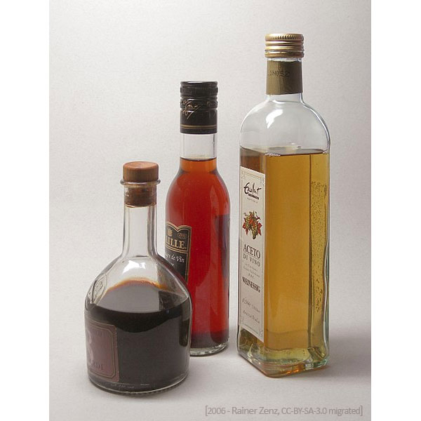 Farbfoto: Essig (braun, rose, gelb) in Glasflaschen - 2006