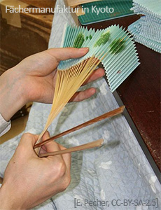 Farbfoto: Herstellung eines Faltfächers - 2006, Japan