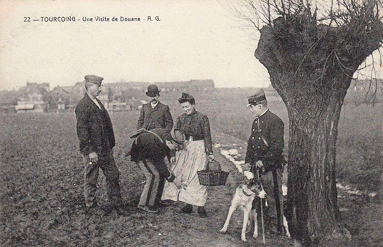 sw-AK: zwei Zöllner mit Hund untersuchen Leute auf dem Feld
