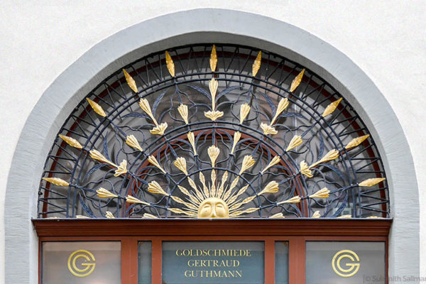 Farbfoto: mit Goldelementen besetztes Portal eines Goldschmiede-Ateliers - 2017, Naumburg