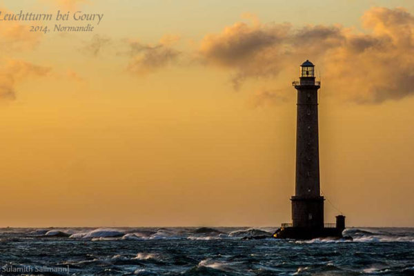 Farbfoto: Leuchtturm in der Normandie bei Sonnenuntergang und stürmischer See - 2014, FR