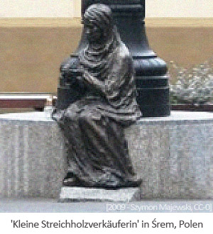 Farbfoto: Statue einer kleinen sitzenden Streichholzverkäuferin in Śrem - 2009, PL