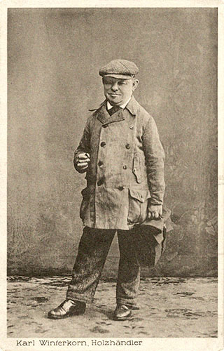 sw Fotopostkarte: Streichholzverkäufer Karl Winterkorn ~1920