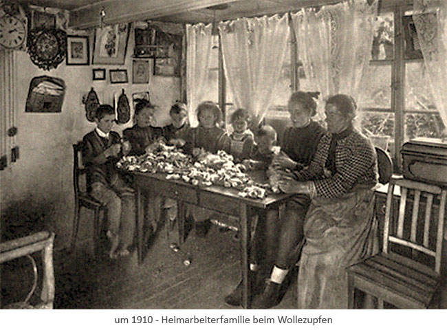 sw Fotopostkarte: Oma u. Mutter nebst 6 Kindern zupfen an Tisch sitzend Wolle ~1910