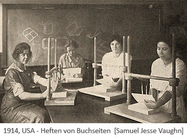 sw Foto: 4 Frauen heften Buchseiten an Heftlade - 1914, USA
