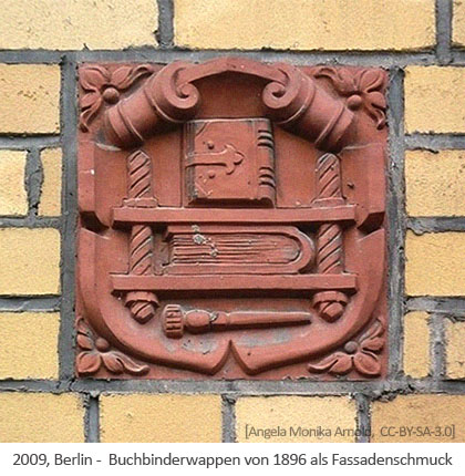 Farbfoto: Buchbinderwappen, Relief von 1896 als Fassadenschmuck - 2009, Berlin