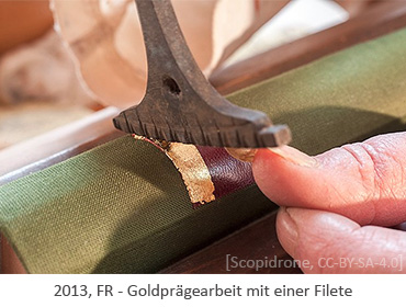 Farbfoto: Goldprägearbeit an Buchrücken mit einer Filete - 2013, FR