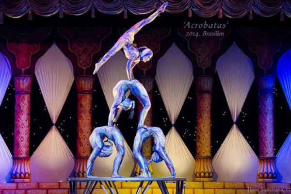 Farbfoto: 3 Akrobatinnen im Brückenstand (2+1), obenauf eine im Handstand - 2014, Brailien