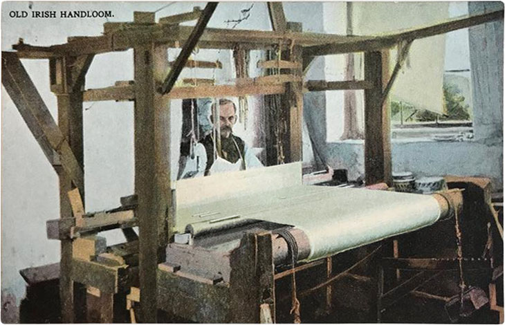 kolorierte Postkarte: Ire arbeitet an altem Webstuhl ~1920, GB