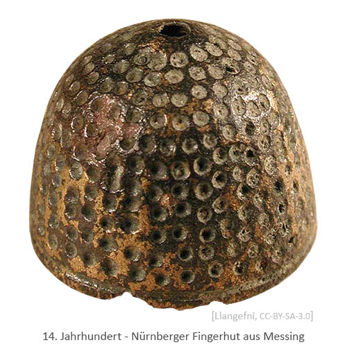 Farbfoto: Nürnberger Fingerhut aus Messing - 14. Jh