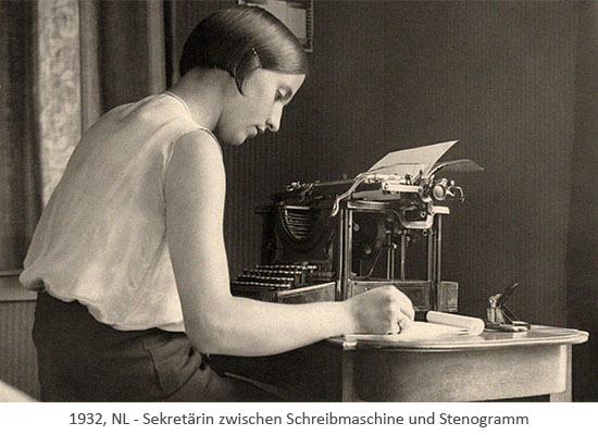 sw Foto: Sekretärin zwischen Schreibmaschine und Stenogramm - 1932, NL