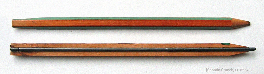 Farbfoto: Bleistifthälften längsgeteilt und Graphitmine