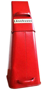 Farbfoto: roter Schüttbehälter mit Löschsand