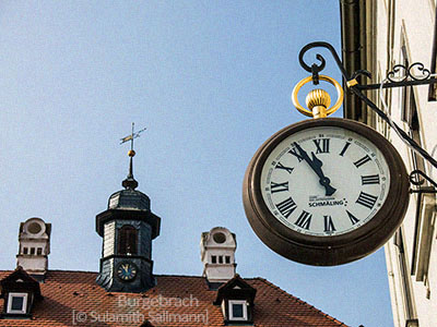 Farbfoto: Uhr an Ausleger eines Uhrmacherladens in Burgebrach - 2014, Franken