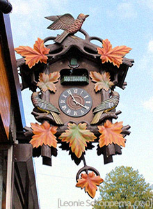 Farbfoto: Kuckucksuhr-Schild eines Uhrmacherladens - 2012