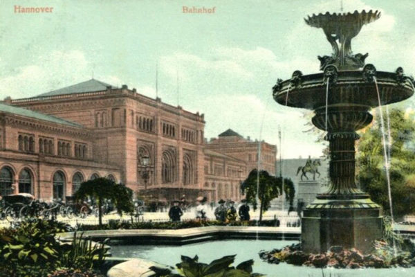 Ansichtskarten: Brunnen vorm Bahnhof