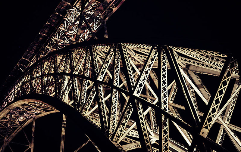 Foto: nächtliche Detailaufnahme einer Eisenkonstruktion einer Brücke
