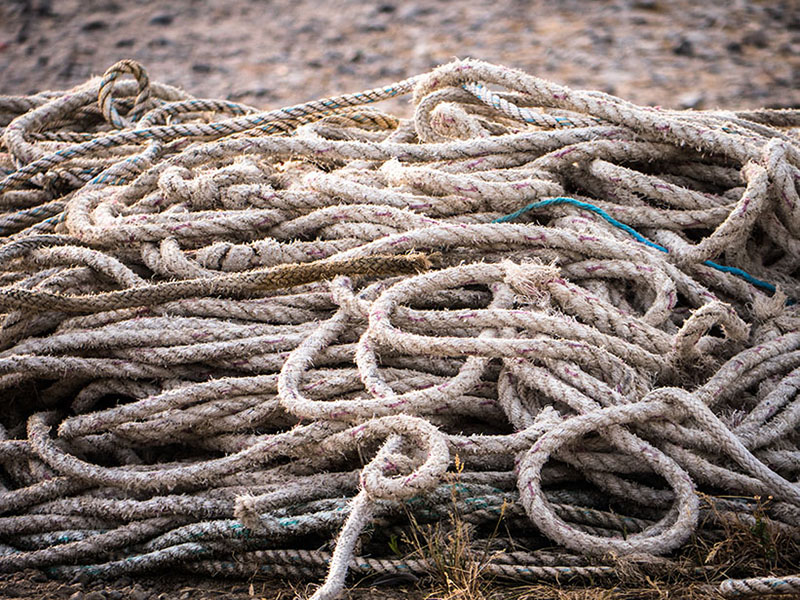 viele alte Seile auf einem Haufen