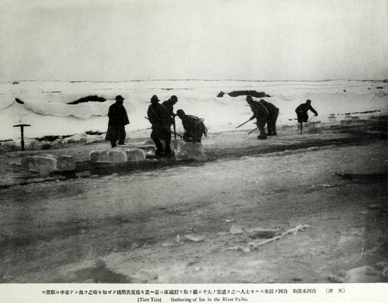 altes sw-Foto: Männer brechen Eis aus einem zugefrorenen Fluss