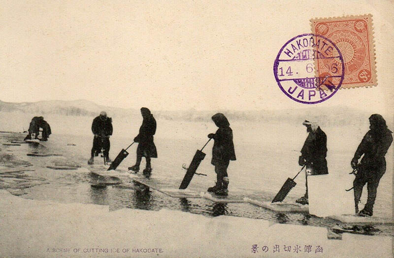 alte Postkarte: mehrere Männer auf einem zugefrorenen See mit Sägen