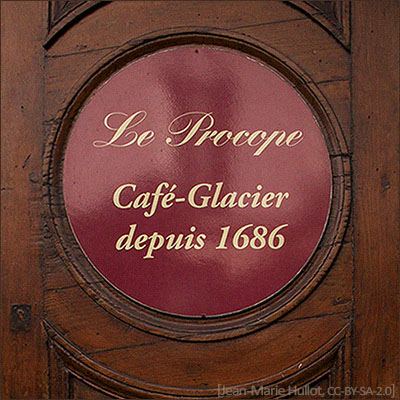 Farbfoto: Türschild vom seit 1686 in Paris existierenden Eiscafé Procope