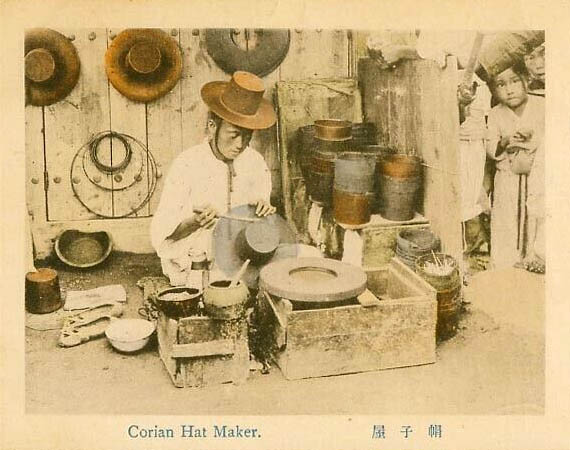 kolorierte alte Postkarte: koreanischer Hutmacher