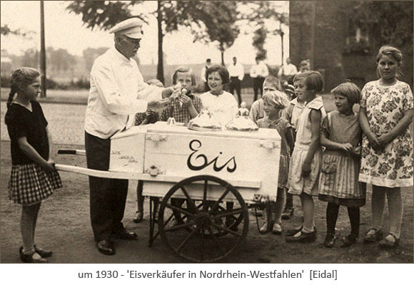 sw Foto: Kinder stehen an einem Eiskarren Schlange ~1930, NRW