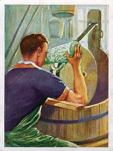 Sammelbild: Mann schleift Glas am Schleifstein