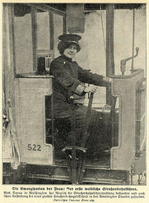 sw-Foto: Frau fährt Tram