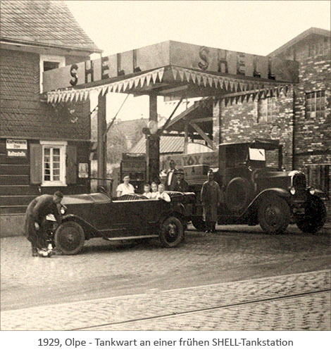 sw Foto: Tankwart an einer frühen SHELL-Tankstation - 1929, Olpe