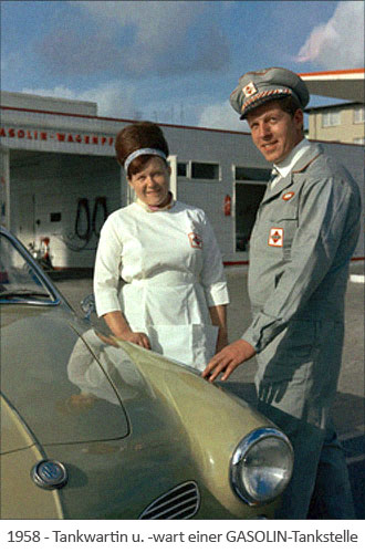 Farbfoto: Tankwartin und Tankwart einer GASOLIN-Tankstelle - 1958