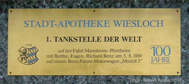 Farbfoto: Schild der Stadtapotheke Wiesloch = '1. Tankstelle der Welt'