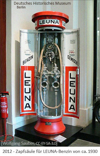 Farbfoto: Zapfsäule für LEUNA-Benzin von ca.1930 - 2012, Berlin