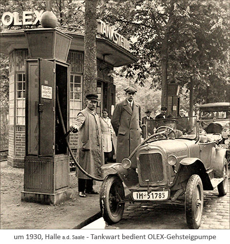 sw Foto: Tankwart bedient OLEX-Gehsteigpumpe ~1930, Halle a.d.Saale