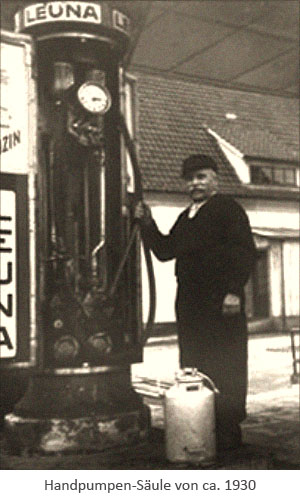 sw Foto: Mann bedient Hebel einer Handpumpen-Säule ~1930