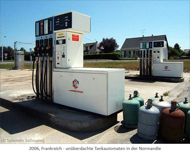 Farbfoto: unüberdachte Tankautomaten in der Normandie - 2006, Frankreich