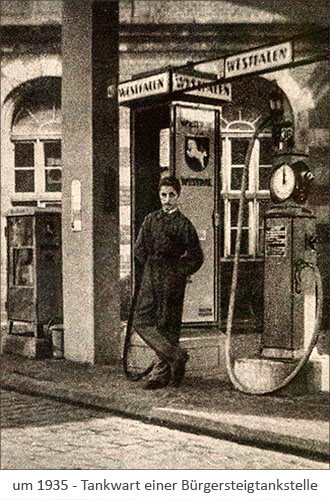 sw Foto: Tankwart einer WESTFALEN-Bürgersteigtankstelle ~1935