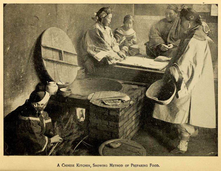 monochrome altes Foto: Frauen beim Backen