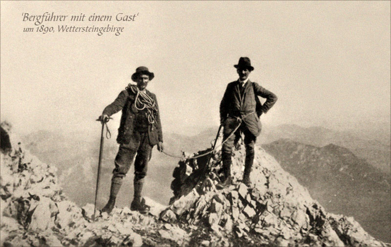 sw Foto: Bergführer mit Gast auf einem Gipfel im Wettersteingebirge ~1890