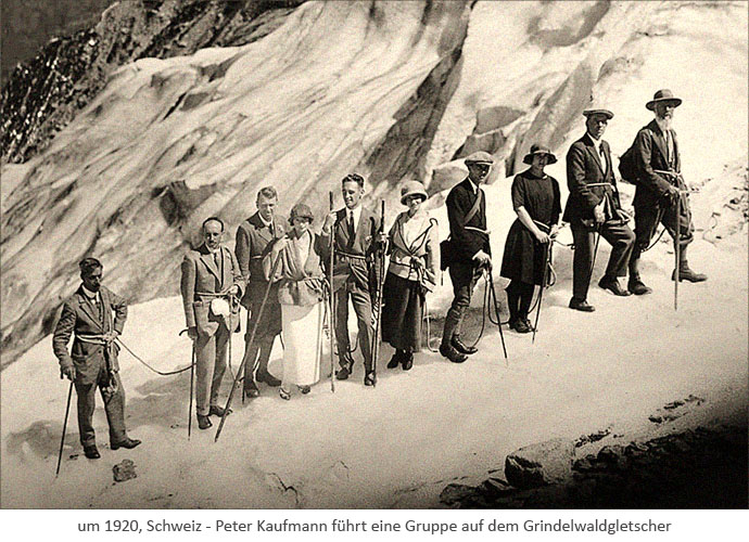 sw Foto: Peter Kaufmann führt eine Gruppe auf dem Grindelwaldgletscher ~1920, Schweiz