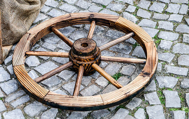 Farbfoto: Holzrad liegt auf dem Boden