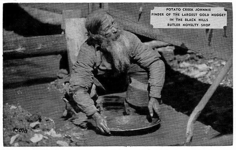 Postkarte: alter Goldgräber hockt mit einem Teller am Boden