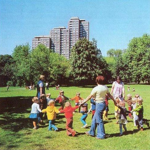 Frauen mit Kindern im Park bei einem Kreisspiel
