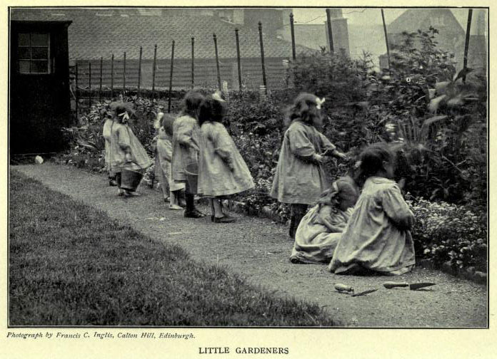 altes Foto: Kinder kümmern sich um die Pflanzen im garten