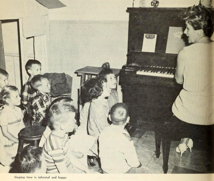 Erzieherin am Klavier - Kinder hören zu