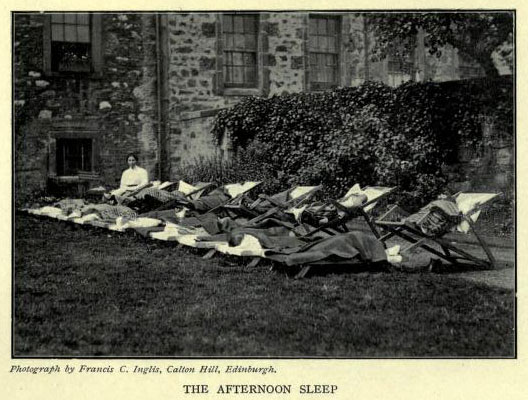 altes Foto: Kinder schlafen draußen auf Liegen