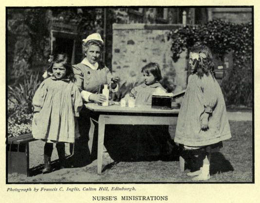 Kinder mit Kindergärtnerin draußen