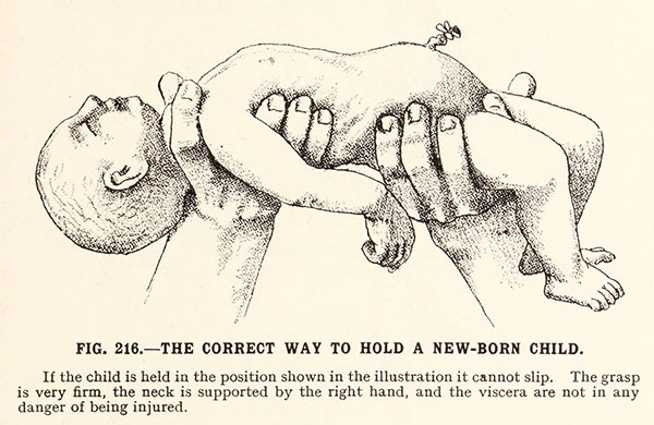 Hände halten Neugeborenes in die Höhe