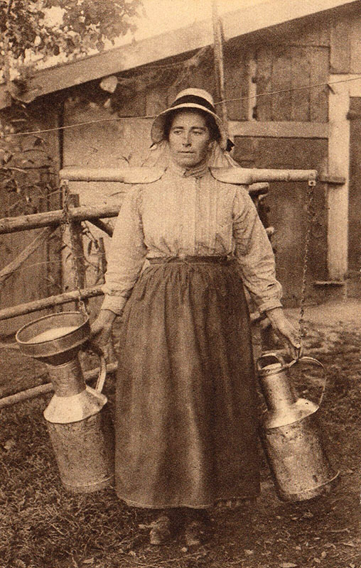 Fotopostkarte: Milchfrau mit Schulterbügel und Kanne